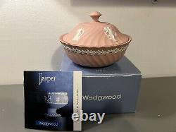 Wedgewood Jasper White Sur Pink Fluted Powder Box. L'état De La Menthe. Livret. Rare