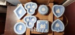 Wedgewood Jasperware Blue Cupidon Set De 2 Boîtes À Bibelots Et 6 Petites Assiettes