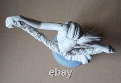 Wedgwood BLEU Jasperware Grande FIGURE des HEURES Dansantes avec GARLANDE de LAURIER Édition Limitée