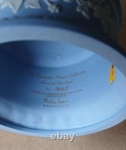 Wedgwood BLEU Jasperware Grande FIGURE des HEURES Dansantes avec GARLANDE de LAURIER Édition Limitée