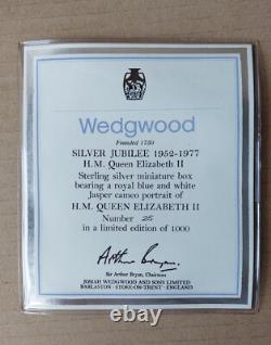 Wedgwood BLEU ROYAL Jasperware + BOÎTE MINIATURE en ARGENT pour le Jubilé de la Reine Britannique
