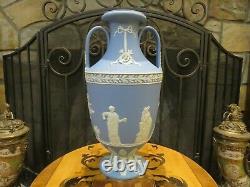 Wedgwood Bleu Clair Jasperware 15 Tall Muses Trophée Vase Urn (vers 1910)