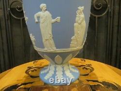 Wedgwood Bleu Clair Jasperware 15 Tall Muses Trophée Vase Urn (vers 1910)
