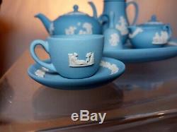 Wedgwood Bleu Jasperware Miniature Thé Et Café Set 13 Pièces Avec Bell Vg-ex Htf