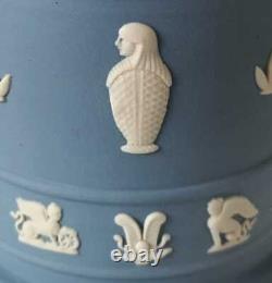 Wedgwood Blue Et Blanc Jasperware Égyptian Spill Vase