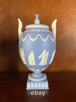 Wedgwood Blue Jasperware 11 3/4 Vase Urn Muses Signé Par Tony Baggott 1969