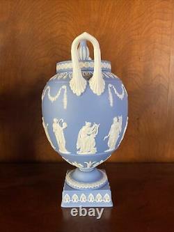 Wedgwood Blue Jasperware 11 3/4 Vase Urn Muses Signé Par Tony Baggott 1969