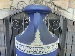 Wedgwood Blue Jasperware 15 Tall Muses Trophée Vase Urn (vers 1910)