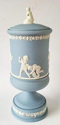 Wedgwood Blue Jasperware Blind Mans Buff Urn Vase Et Couvercle En Carton