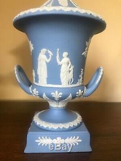 Wedgwood Blue Jasperware Campana Vase Avec Couvercle Sur Socle Avec 12 C 1930+