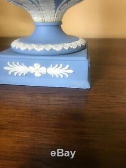 Wedgwood Blue Jasperware Campana Vase Avec Couvercle Sur Socle Avec 12 C 1930+