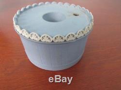 Wedgwood Blue Jasperware Encrier Avec Base Moteur Tournée. Wedgwood Seulement