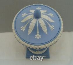 Wedgwood Blue Jasperware Grandes Poignées De Boucle De Vase D'urne Coudée