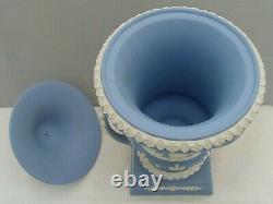 Wedgwood Blue Jasperware Grandes Poignées De Boucle De Vase D'urne Coudée