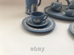 Wedgwood Blue Jasperware Miniature Théière Et Tasses / Saucers / Assiettes Latérales Etc