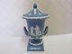 Wedgwood Blue Jasperware Vase Urn Avec Couvercle 1957