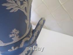 Wedgwood Blue Jasperware Vase Urn Avec Couvercle 1957