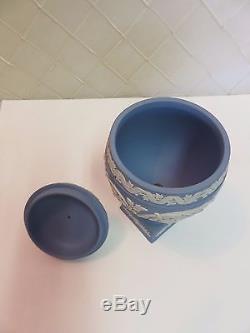 Wedgwood Blue Jasperware Vase Urn Avec Couvercle C. 1969