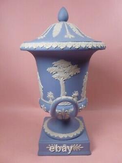 Wedgwood Blue Jasperware Vase / Urne Vers 1962 (jasper)