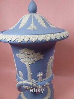 Wedgwood Blue Jasperware Vase / Urne Vers 1962 (jasper)