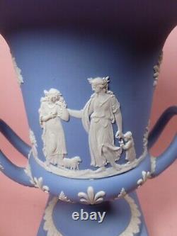 Wedgwood Blue Jasperware Vase / Urne Vers 1962 (jasper)