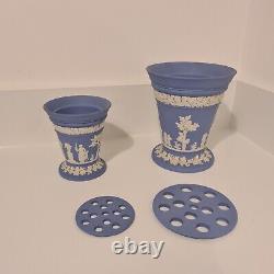 Wedgwood Blue Jasperware Vases En Grès Avec Des Grenouilles De Fleurs Correspondantes