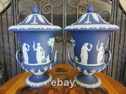 Wedgwood Cobalt Blue Jasperware Campana Lidded 10 1/2 Urn Vase Paire (vers 1890)