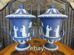 Wedgwood Cobalt Blue Jasperware Campana Lidded 10 1/2 Urn Vase Paire (vers 1890)