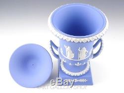 Wedgwood England Jasperware Blue 11-7 / 8 Vase Urn Campana Poignees Couvertes Couvert