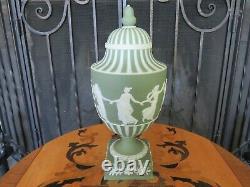 Wedgwood Green Jasperware Dancing Heures Moteur Tourned Stripes Urn Vase (vers 1890)