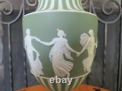 Wedgwood Green Jasperware Dancing Heures Moteur Tourned Stripes Urn Vase (vers 1890)