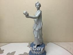 Wedgwood Jasper Figurine The Dancing Hours Collection Floral Posy Numéro 1548