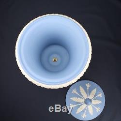 Wedgwood Jasper Ware Urne Vase Bleu Blanc Offre Au Piédestal De Poignées De Couvercle De Paix