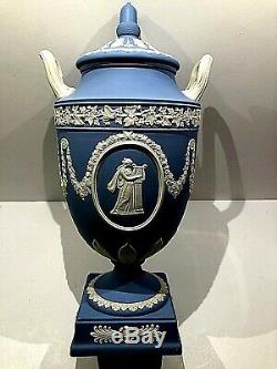 Wedgwood Jasperware Bleu Couvert Vase Urne Melpomène Et Afficher Les Détails Erato