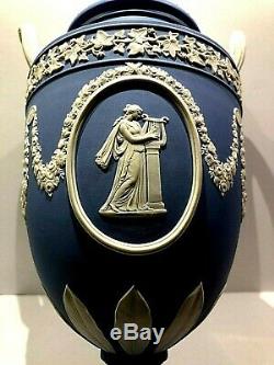 Wedgwood Jasperware Bleu Couvert Vase Urne Melpomène Et Afficher Les Détails Erato