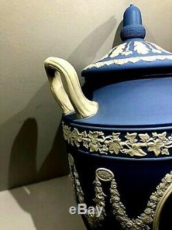 Wedgwood Jasperware Bleu Couvert Vase Urne Melpomène Et Afficher Les Détails Erato