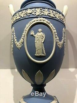 Wedgwood Jasperware Bleu Couvert Vase Urne Melpomène Et Afficher Les Détails Erato