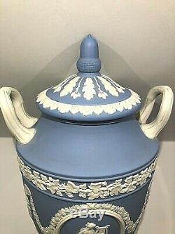 Wedgwood Jasperware Bleu Couvert Vase Urne Melpomène Et Erato (40) Nos Nouveaux