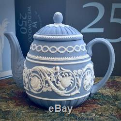 Wedgwood Jasperware Bleu Et Blanc Relief 250e Anniversaire Tea Pot