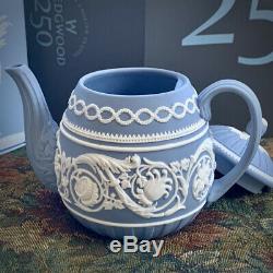 Wedgwood Jasperware Bleu Et Blanc Relief 250e Anniversaire Tea Pot