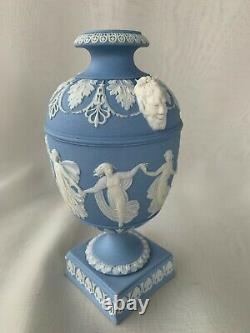 Wedgwood Jasperware Crème Lavande / Heures De Danse Bleue Vase / Urne Sur La Base 1
