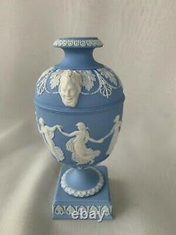 Wedgwood Jasperware Crème Lavande / Heures De Danse Bleue Vase / Urne Sur La Base 1