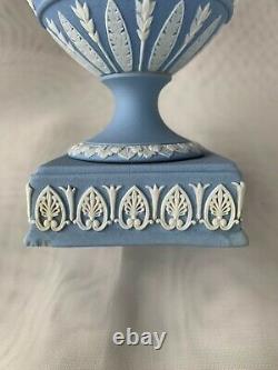 Wedgwood Jasperware Crème Lavande / Heures De Danse Bleue Vase / Urne Sur La Base 2