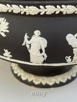 Wedgwood Jasperware Footed Bowl Noir Avec White Bas Relief 5 X 8