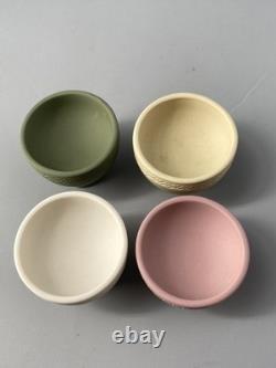 Wedgwood Jasperware Jasper rare lot de quatre bols à saké ou tasses rose, vert, etc.