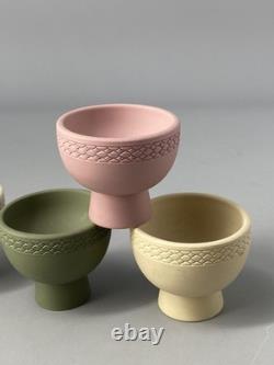 Wedgwood Jasperware Jasper rare lot de quatre bols à saké ou tasses rose, vert, etc.
