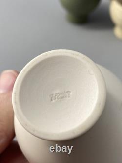 Wedgwood Jasperware Jasper rare lot de quatre bols à saké ou tasses rose, vert, etc.
