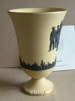 Wedgwood Jasperware Jaune Cane & Black Golfing Trophy Vase Edition Limitée