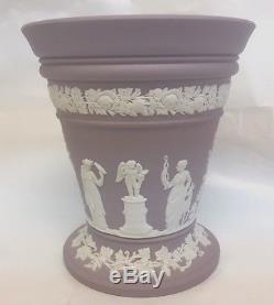 Wedgwood Jasperware Lilas Flower Vase Avec Insertion De Grenouille 4 7/8 De Hauteur