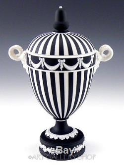 Wedgwood Jasperware Noir Basalt Blanc Moteur Tourné Poignees De Masque De Vasse Vase Urn